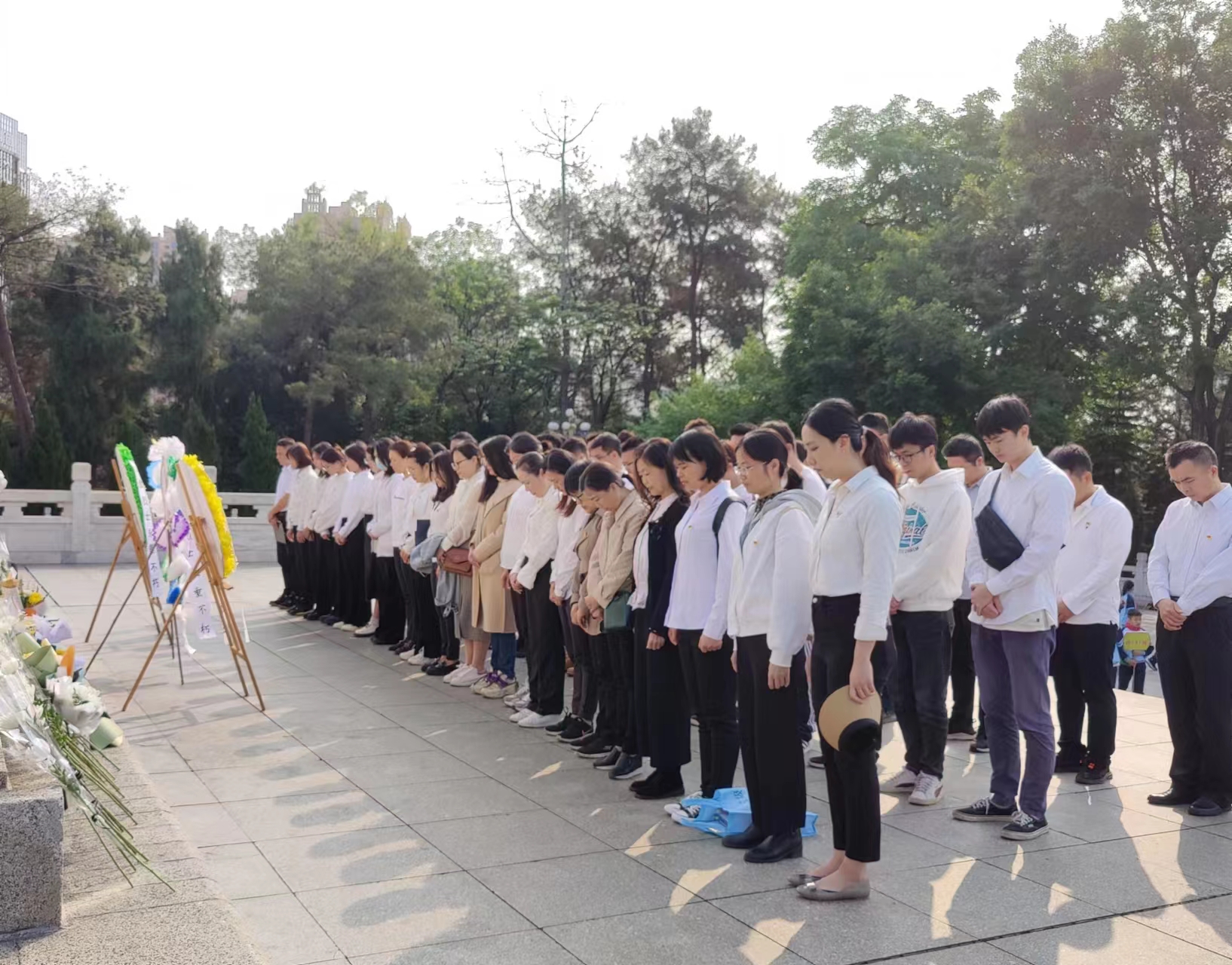 市排水公司黨總支、南寧建康環(huán)保公司黨支部開(kāi)展“緬懷革命先烈，賡續紅色基因”聯(lián)合主題黨日活動(dòng)