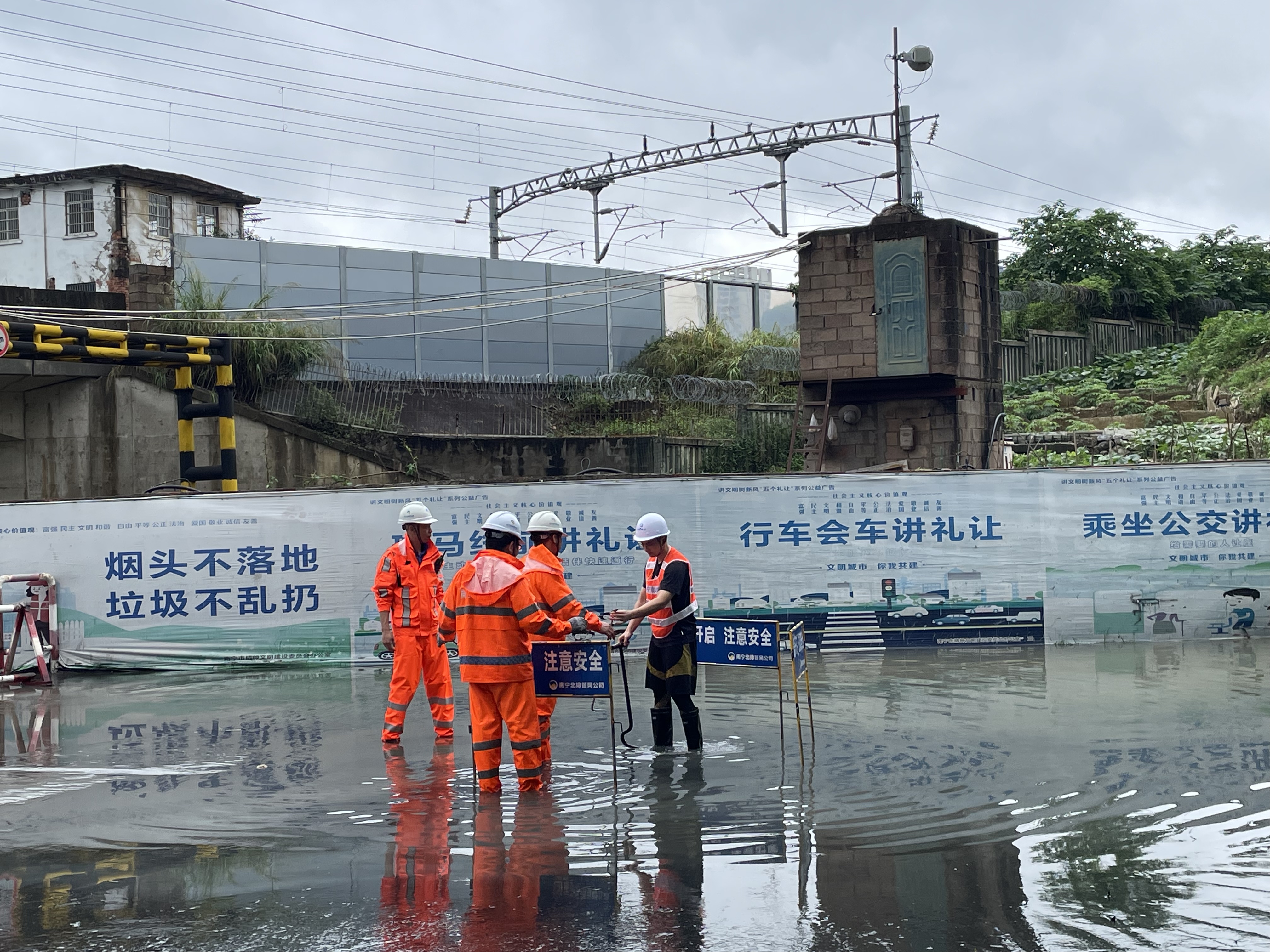 積極應對強降雨，市排水公司連夜出擊排水搶險